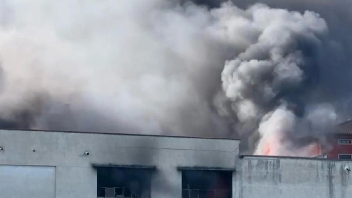 Perugia, incendio in azienda termoidraulica: fiamme e fumo visibili a chilometri di distanza