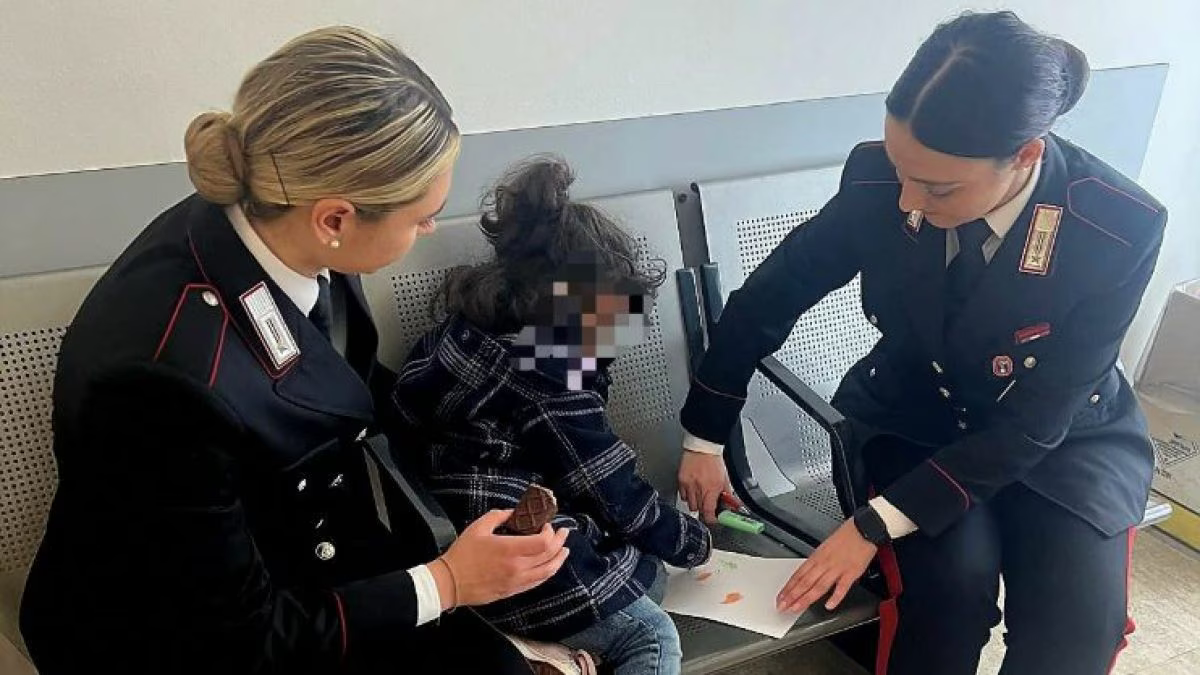 Paura a Termini: bimba di 3 anni resta sola al binario, mentre i genitori partono in treno