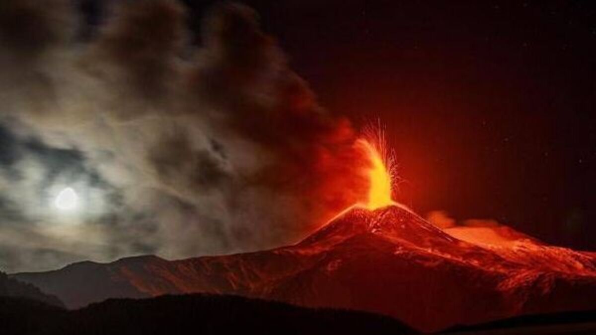 Eruzione Etna: esplosioni violente, peggiora tutto con la neve. Scattano i divieti