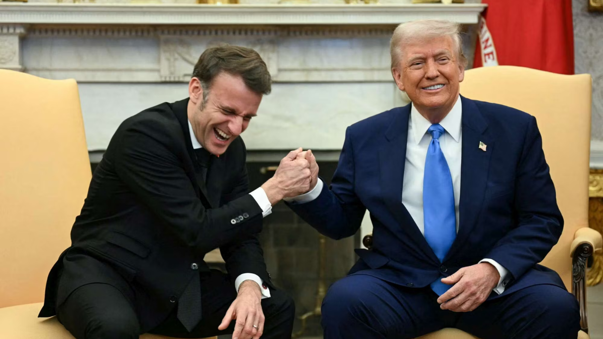 Trump e quel livido sulla mano dopo l’incontro con Macron