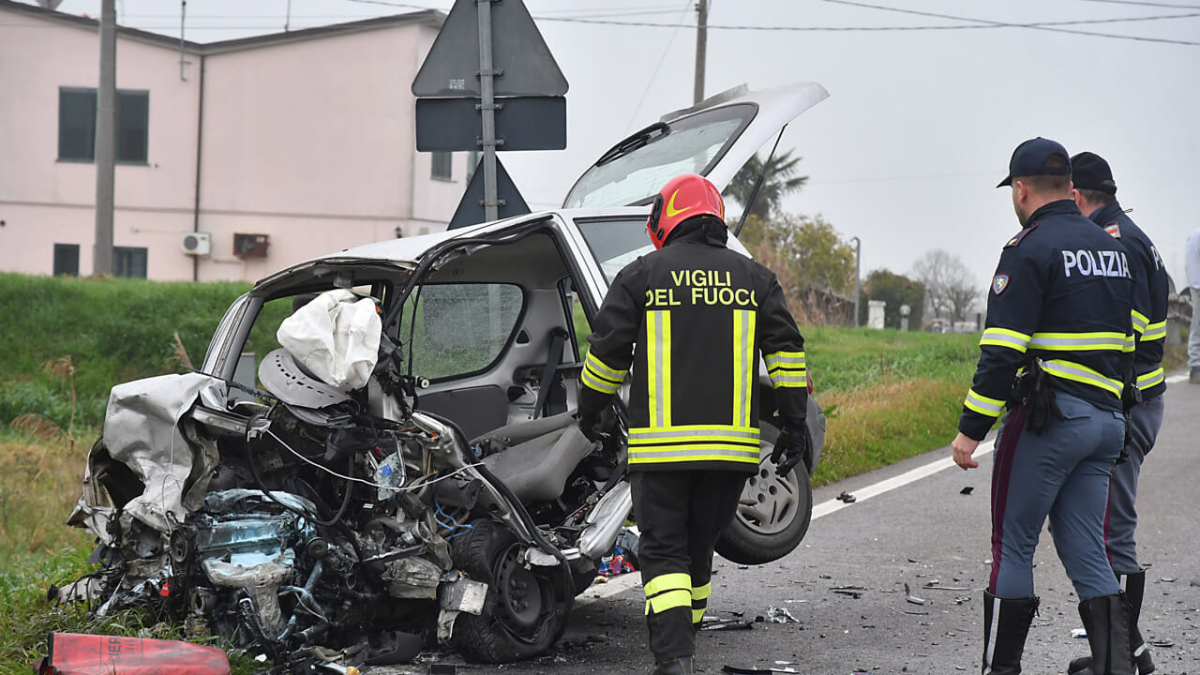 Ravenna, scontro tra due auto: morto un 19enne