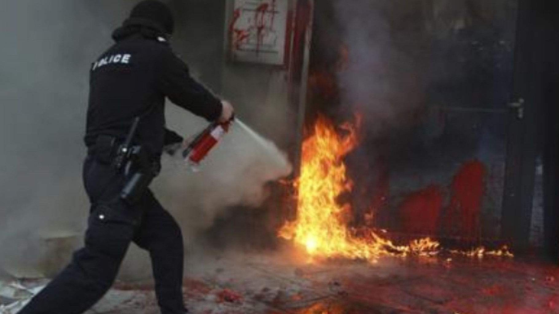 Sofida, tensione in piazza: estremisti di destra attaccano la sede della Commissione Ue