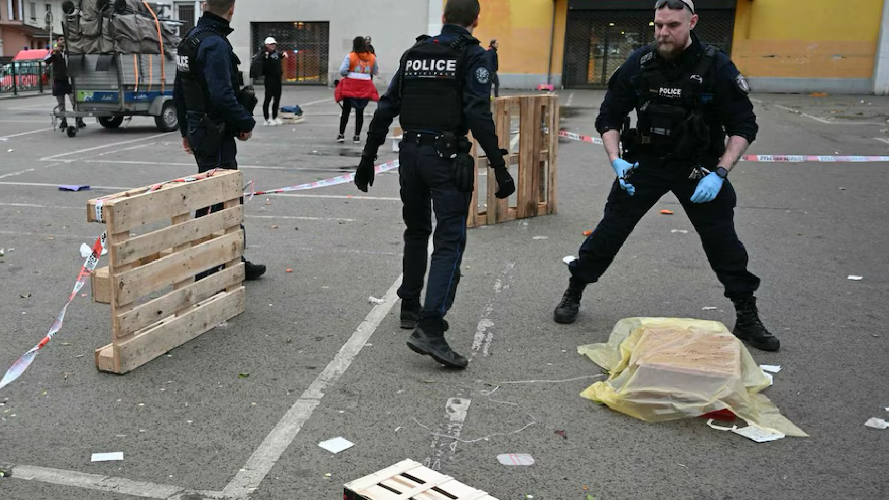 Attacco con coltello al mercato di Mulhouse: un morto e diversi feriti, tra cui agenti di polizia