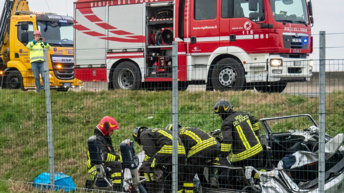 Tragica carambola in autostrada: schianto tremendo. Tutti morti