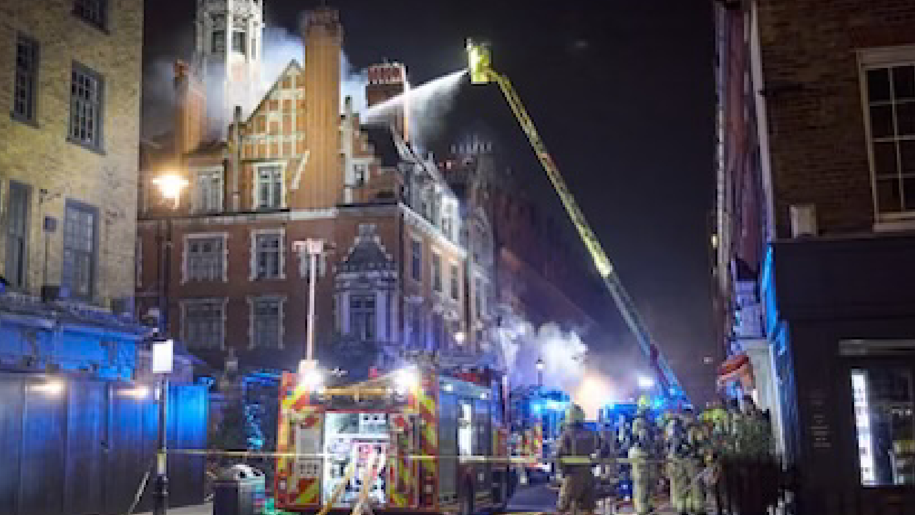 Londra, incendio in pieno centro: colpito l’albergo delle star. Oltre 100 evacuati e 125 vigili del fuoco in azione