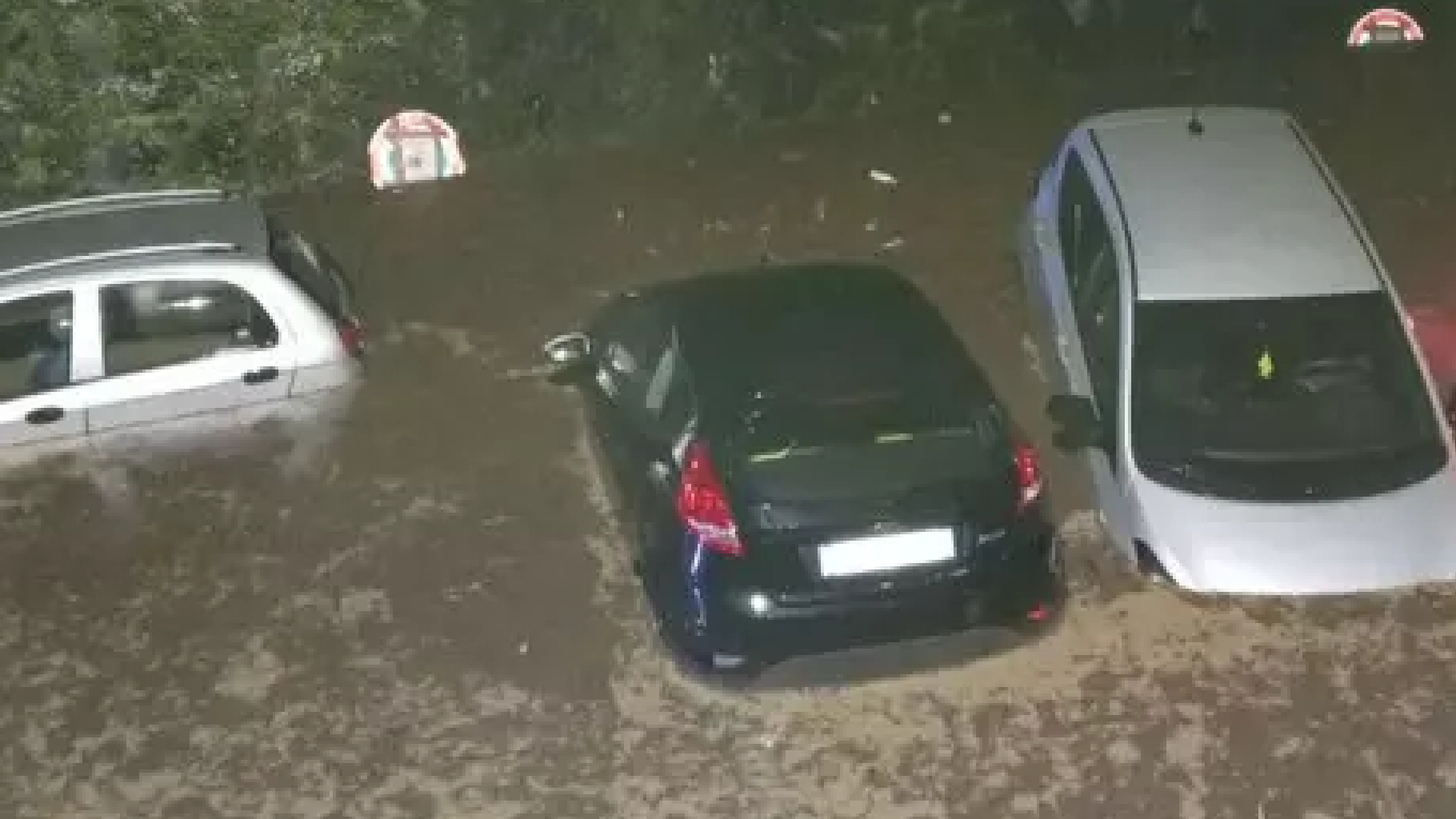 Genova, nubifragio: sottopassi allagati e auto trascinate dalla corrente