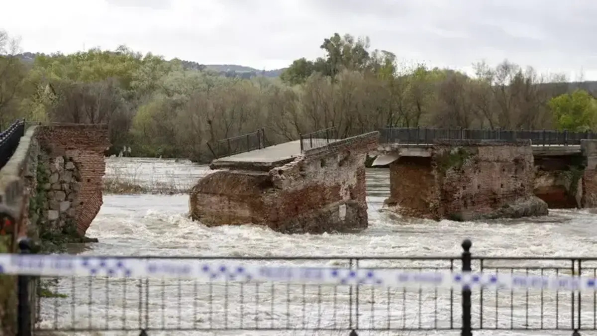 Maltempo, fiume in piena fa crollare lo storico ponte romano di Castiglia