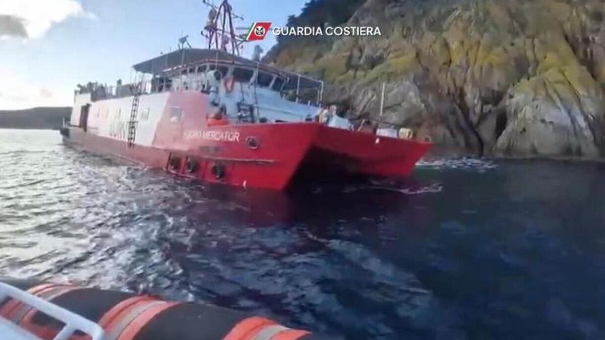 Nave di 42 metri incagliata all’isola d’Elba: “Cercava riparo dal maltempo”