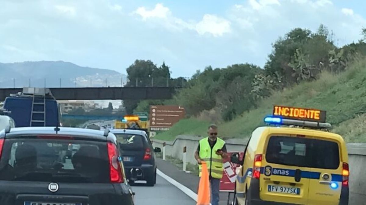 Schianto in autostrada, tutto bloccato: code chilometriche e traffico in titl