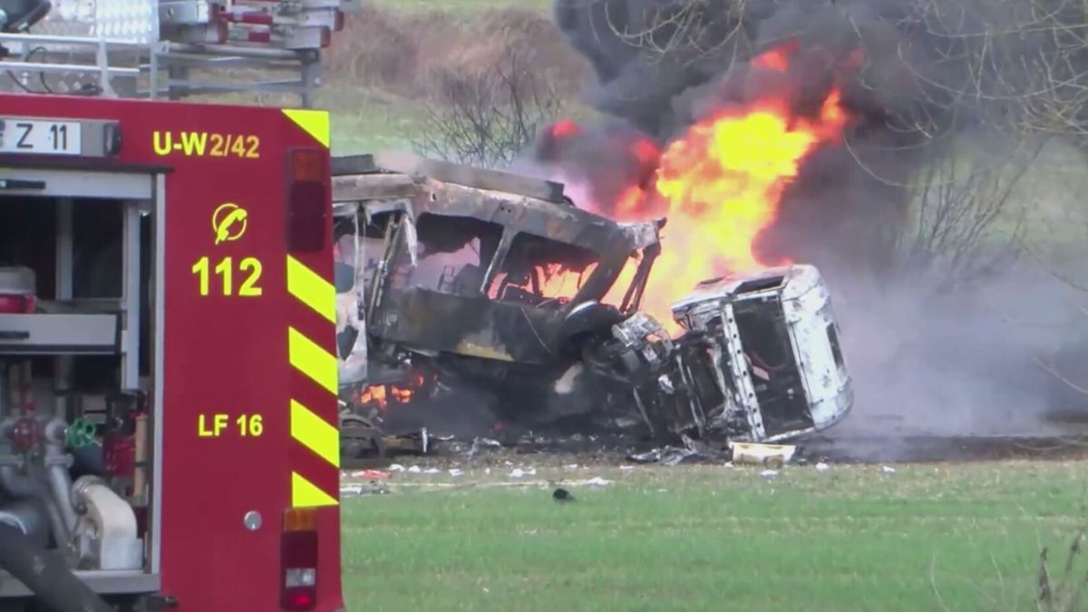 Autocisterna contro tram, incidente spaventoso: morti e feriti, divampa l’incendio