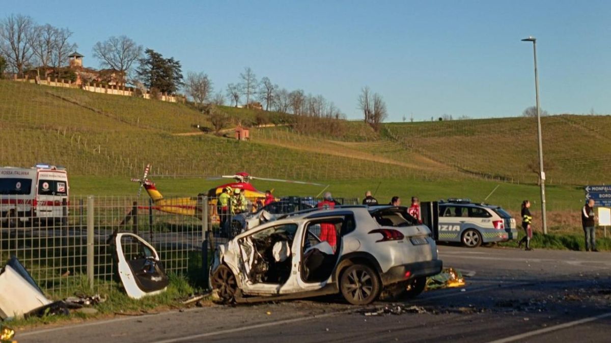 Asti, scontro tra pulmino e auto: morti madre e figlio