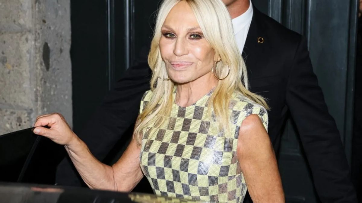 Donatella Versace non sarà più direttrice artistica del brand: al suo posto Dario Vitale