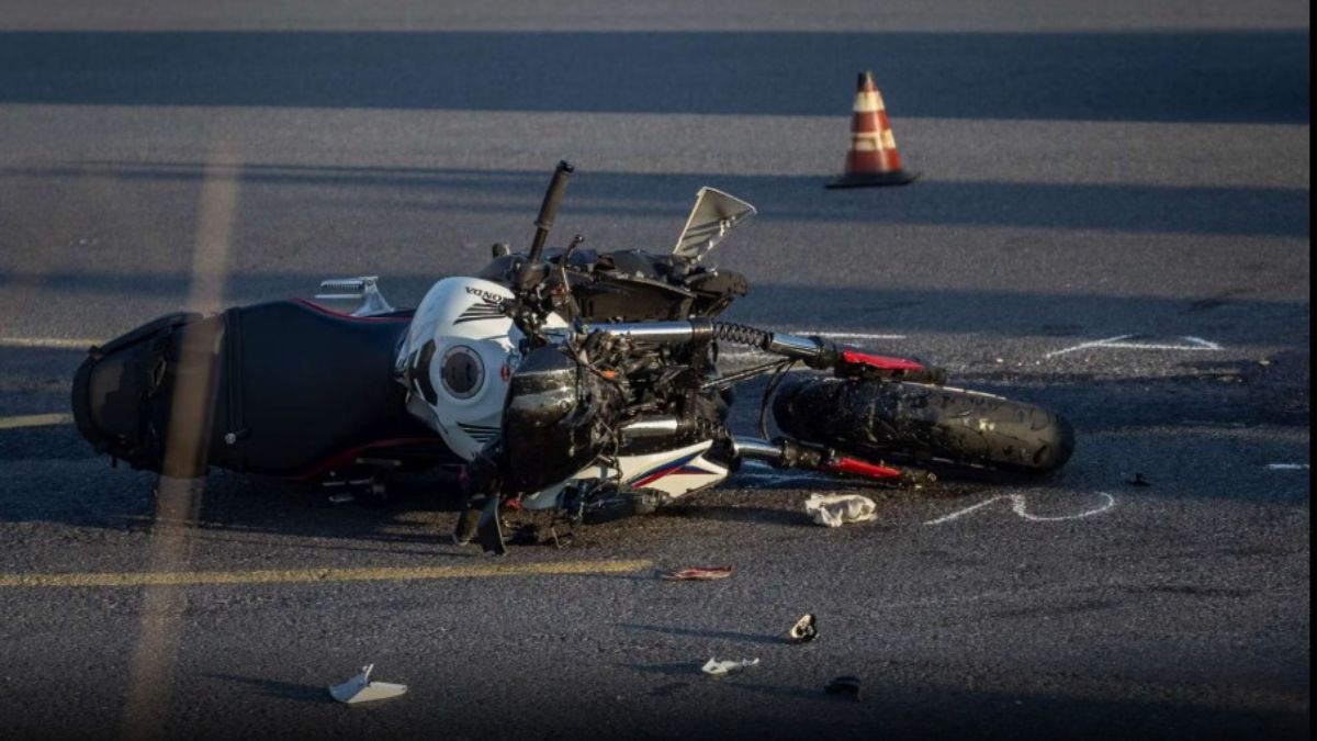 Milano, bus travolge motociclista: autista indagato per omicidio stradale