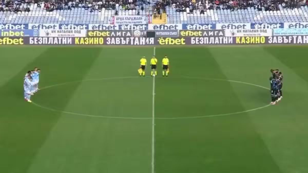 Minuto di silenzio allo stadio ma… lui è ancora vivo! E la moglie scoppia in lacrime