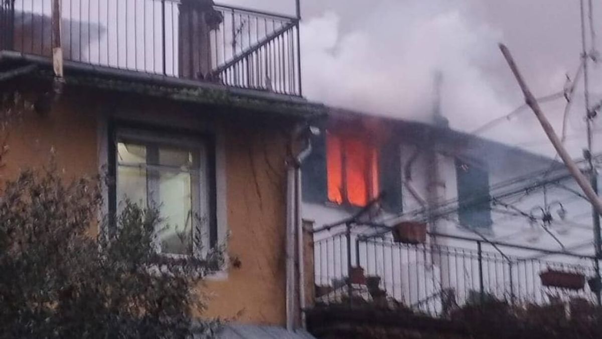 Genova, dramma nella notte: in fiamme un appartamento, un giovane è morto. Ci sono quattro feriti