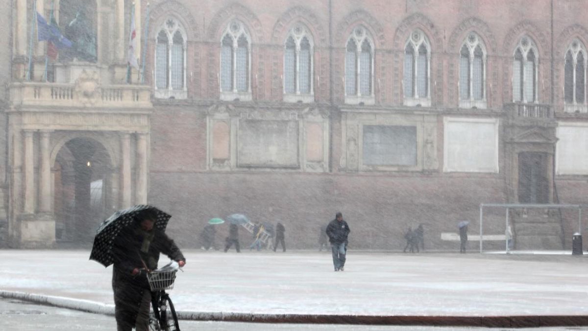 Meteo, allerta rossa in Emilia Romagna. Scuole chiuse a Bologna: torna la paura su fiumi e pericolo frane