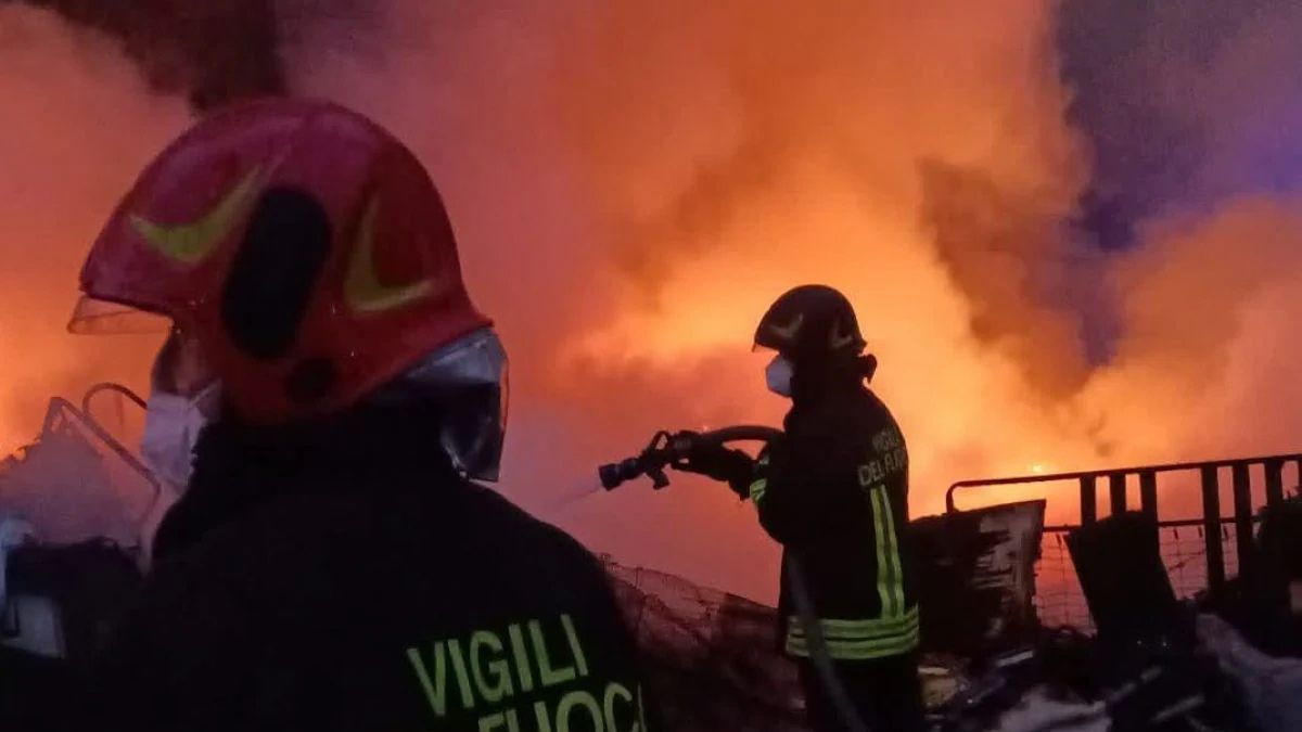 “Non ce l’ha fatta”. Dramma in Italia, incendio in casa nella notte: non è riuscito a fuggire