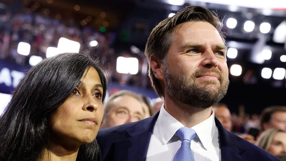 JD Vance e la moglie Usha al loro primo concerto al Kennedy Center: fischi e contestazioni