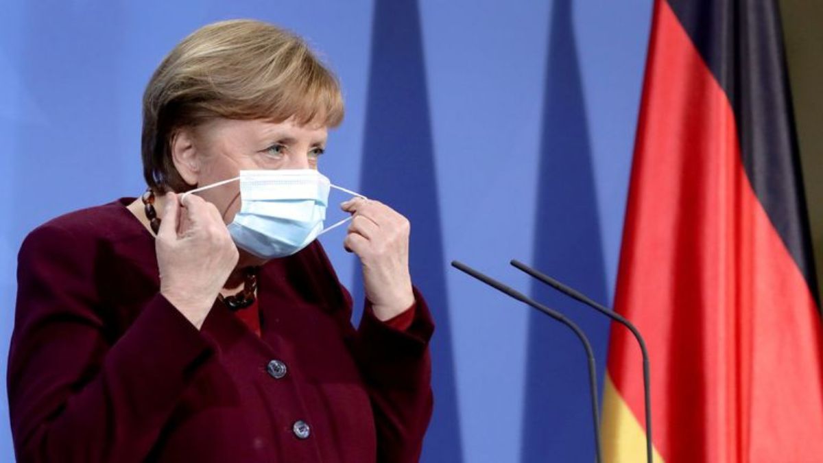 Covid, gli 007 tedeschi accusano Angela Merkel: “Virus militare creato in laboratorio. Lei sapeva tutto, ma decise di nascondere le informazioni”