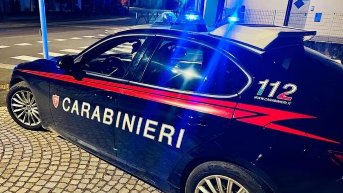 Genitori chiudono in casa la figlia perché fidanzata con una donna: arrestati