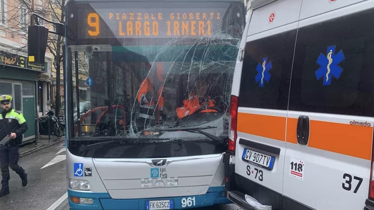 Maxi schianto in via Battisti tra ambulanza, bus e auto: ci sono feriti