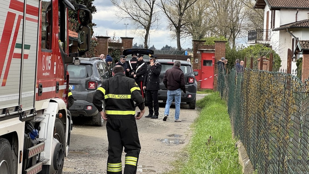 Pavia, donna di 56 anni trovata morta in casa: gas aperto e segni di strangolamento. È caccia al compagno nel milanese