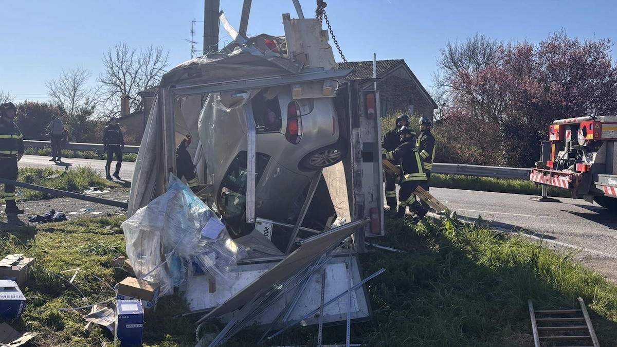 Ravenna, auto entra dentro a un camion: gravissimo il conducente