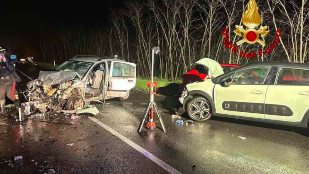 Terribile incidente in strada, scontro frontale tra due auto: “È gravissimo”