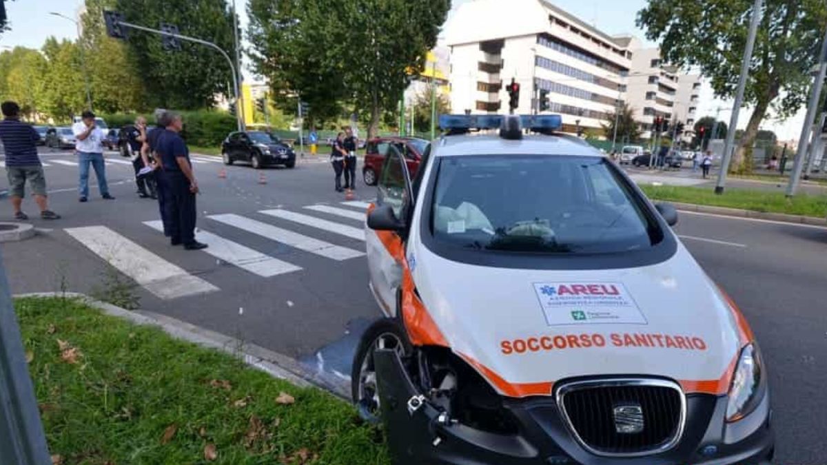 Incidente a Milano, scontro tra moto e automedica in emergenza: ferito un 51enne