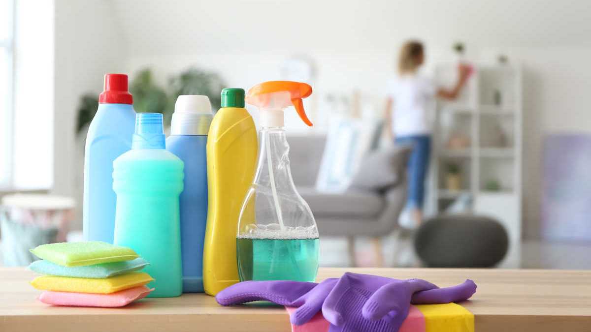 I veri rischi dei disinfettanti per la casa e cosa contengono davvero