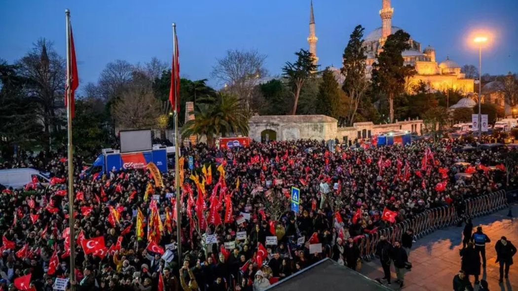 Turchia in rivolta, scontri a Istanbul dopo l’arresto di Imamoglu