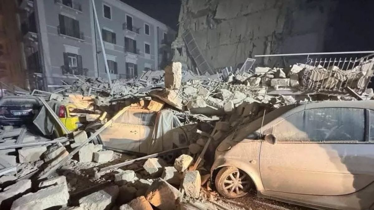 Crollo di un edificio a Bari: strade bloccate, si cerca tra le macerie