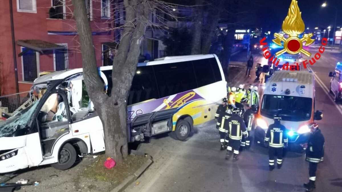 Terribile schianto, bus pieno di anziani va fuoristrada. Situazione gravissima